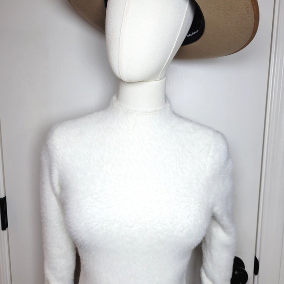 Aritzia Babaton Kuma White Fluffy Sweater Size XS Minimalist Luxe Preppy Chic - Picture 3 of 9